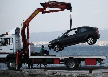 Τραγωδία στη Θεσσαλονίκη: «Έβαλαν χειροπέδες και αυτοκτόνησαν» – Η δραματική ιστορία μητέρας και γιου