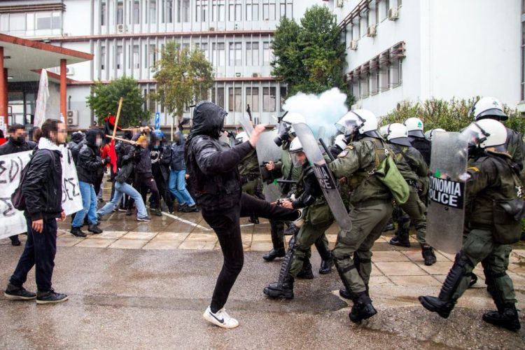 Νέα επεισόδια στο ΑΠΘ με Πετροπόλεμο και χημικά (video)