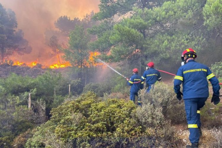 Μάχη με τις φλόγες και στη Λέσβο