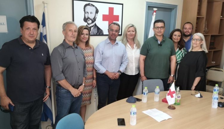 Ο Χρήστος Σταϊκούρας στηρίζει έμπρακτα τον Ελληνικό Ερυθρό Σταυρό