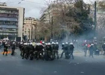 Ζωή Κωνσταντοπούλου: “Το έγκλημα στα Τέμπη δεν θα ξεχαστεί παρά τη νέα αναίτια επίθεση των αστυνομικών δυνάμεων σε ειρηνικούς διαδηλωτές” (fotos)