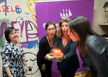 Τα 7 κεράκια της Πλεύσης Ελευθερίας με φόντο τη βουλή για βρουν οι πολίτες τη δική τους φωνή