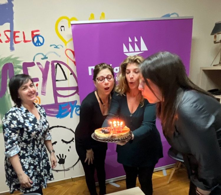 Τα 7 κεράκια της Πλεύσης Ελευθερίας με φόντο τη βουλή για βρουν οι πολίτες τη δική τους φωνή