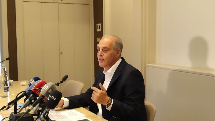 Στρίμωξε στα σχοινιά ο Κυριάκος Βελόπουλος την Ντόρα Μπακογιάννη