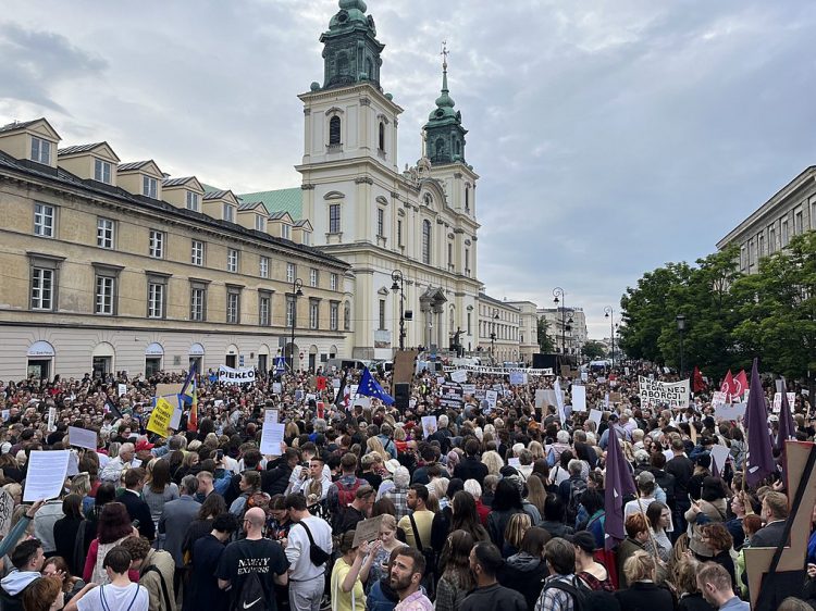 Πολωνία: Χιλιάδες διαδήλωσαν ενάντια στον νόμο κατά των αμβλώσεων με αφορμή ακόμη έναν θάνατο εγκύου