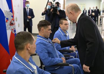 Ο Βλαντιμίρ Πούτιν επισκέφθηκε στρατιωτικό νοσοκομείο και παρασημοφόρησε τραυματίες από το μέτωπο της Ουκρανίας
