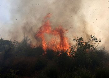 Εκκενώνονται οικισμοί σε Δερβενοχώρια και Λουτράκι