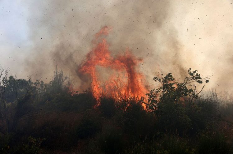 Εκκενώνονται οικισμοί σε Δερβενοχώρια και Λουτράκι
