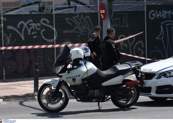 Πυροβολισμοί με δύο τραυματίες έξω από σχολείο στην Πανόρμου