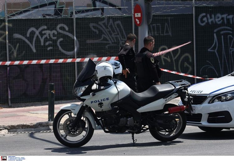 Πυροβολισμοί με δύο τραυματίες έξω από σχολείο στην Πανόρμου