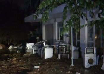 «Έχουμε μαζευτεί 14 άτομα σε μία οικοδομή για να μην πνιγούμε