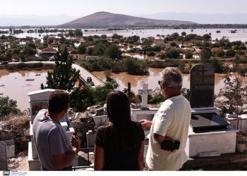 Κακοκαιρία Daniel – «Μία πόρτα χωρίζει τους νεκρούς από τους ζωντανούς» – Κοιμούνται δίπλα σε νεκροταφείο κάτοικοι στον Βλοχό