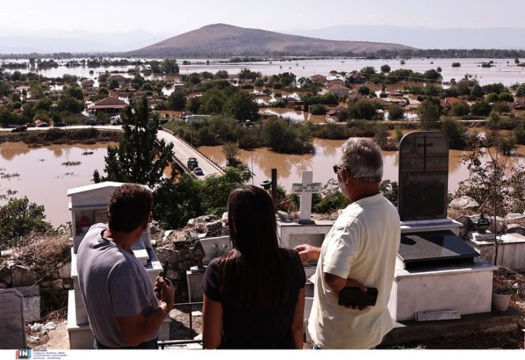 Κακοκαιρία Daniel – «Μία πόρτα χωρίζει τους νεκρούς από τους ζωντανούς» – Κοιμούνται δίπλα σε νεκροταφείο κάτοικοι στον Βλοχό