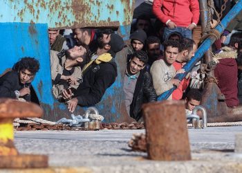 Financial Times: Η Ελλάδα έτοιμη να νομιμοποιήσει έως 300.000 μετανάστες εν μέσω έλλειψης εργατικού δυναμικού