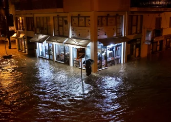 Κακοκαιρία Elias – Βόλος: «Έσπασε» ο Κραυσίδωνας, ορμητικοί χείμαρροι στο κέντρο της πόλης