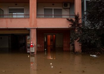 Σοβαρά προβλήματα στην Εύβοια από τις πλημμύρες, δεκάδες εγκλωβισμένοι