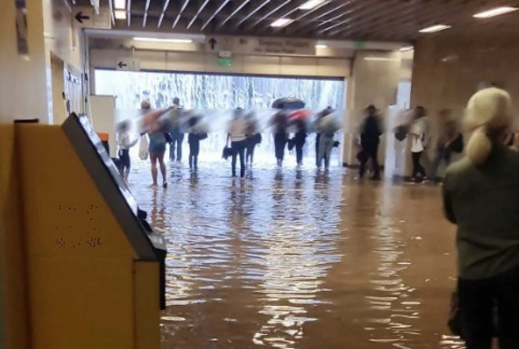 Κλειστός ο σταθμός «Ευαγγελισμός» του Μετρό – Συνεχίζεται η απάντληση υδάτων και ο καθαρισμός του σταθμού