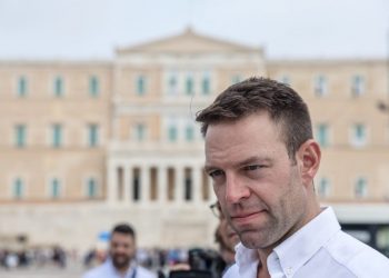 Πυρά Κασσελάκη κατά Μητσοτάκη: Συνεχίζει να στηρίζει έναν δήμαρχο που σηκώνει το χέρι και δέρνει πολίτες;