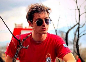 Τροχαίο δυστύχημα στην Κορινθία: Το «αντίο» στον εποχικό πυροσβέστη από τους συναδέλφους του