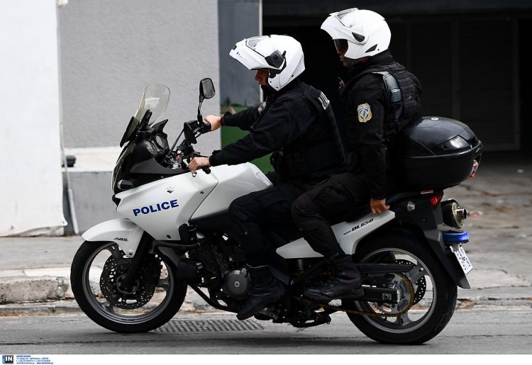 Θρίλερ στη Θεσσαλονίκη: Νεαρή βρέθηκε νεκρή στην άκρη του δρόμου