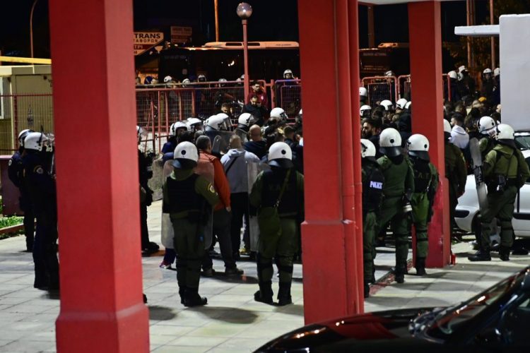 Επεισόδια στον Ρέντη: Παραμένει σε κρίσιμη κατάσταση ο αστυνομικός