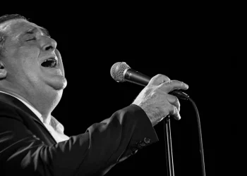 Πέθανε ο Βασίλης Καρράς