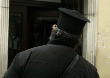 Αίγιο: Συνελήφθη άνδρας που παρίστανε τον επίσκοπο και καλούσε τους πολίτες να… «πάρουν τα όπλα»