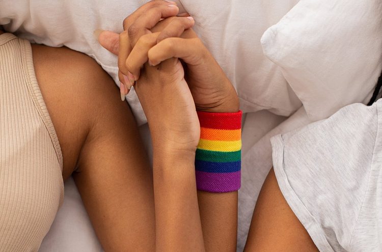 Σε δημόσια διαβούλευση το νομοσχέδιο για τον γάμο των ομόφυλων ζευγαριών