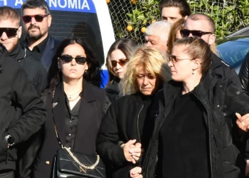 Μεσολόγγι: Σε κλίμα οδύνης η κηδεία του Μπάμπη – «Αχ παιδάκι μου», ο σπαραγμός της μητέρας (Φωτογραφίες)