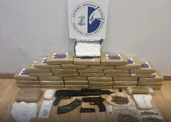 Κορωπί: Επιχειρηματίας έκρυβε 45 κιλά κοκαΐνης σε κρύπτη στο σπίτι του (video)