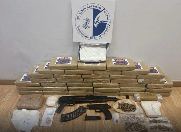 Κορωπί: Επιχειρηματίας έκρυβε 45 κιλά κοκαΐνης σε κρύπτη στο σπίτι του (video)