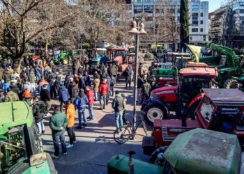 Στην κεντρική πλατεία της Λάρισας με τα τρακτέρ τους οι αγρότες της περιοχής