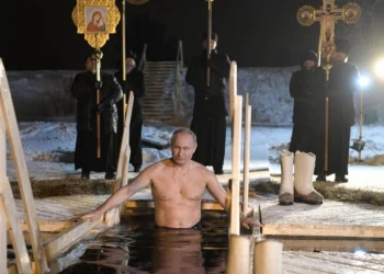 Ρωσία: Τίμησε την παράδοση ο Πούτιν και βούτηξε στα παγωμένα νερά για τα Θεοφάνια – Δείτε βίντεο