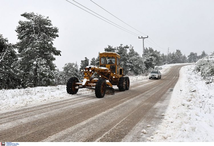 Χιονισμένο τοπίο σε Αττική, Εύβοια και Βοιωτία – Ποια σχολεία θα παραμείνουν κλειστά