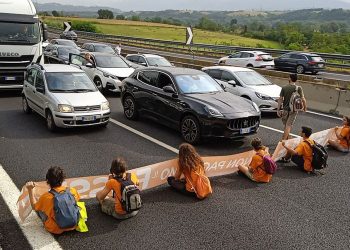 Ιταλία: Ακτιβιστές καταδικάσθηκαν σε φυλάκιση έξι μηνών με αναστολή για καθιστική διαμαρτυρία σε δρόμο