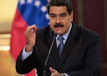Οι ΗΠΑ ενεργοποιούν ξανά τις κυρώσεις σε βάρος της Βενεζουέλας, που καταγγέλλει εκβιασμό