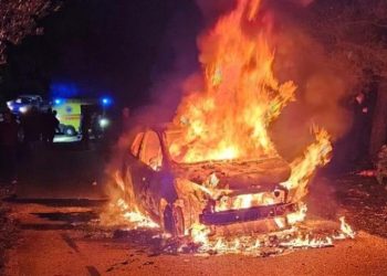 Δολοφονία στη Μάνδρα: Το φλεγόμενο αυτοκίνητο του επιχειρηματία Χρήστου Γιαλιά λίγο μετά την εκτέλεσή του