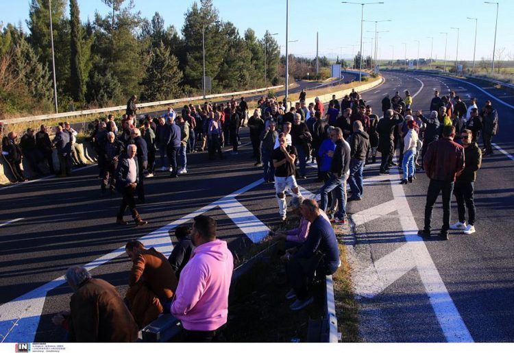 Συνεχίζουν τις κινητοποιήσεις οι αγρότες – Το μήνυμα της κυβέρνησης
