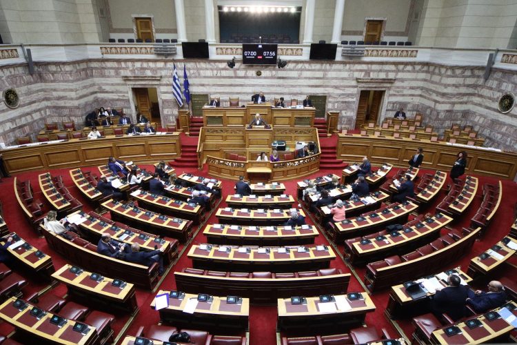Ψηφίζεται το βράδυ το νομοσχέδιο για τα ομόφυλα ζευγάρια – Οι αντιδράσεις και τα «όχι»