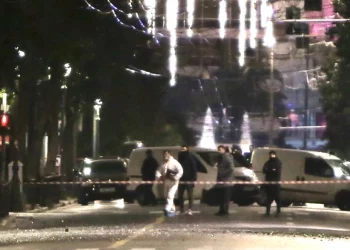 Βόμβα στο κέντρο της Αθήνας: Βίντεο ντοκουμέντο από την στιγμή της έκρηξης απέναντι από το υπουργείο Εργασίας