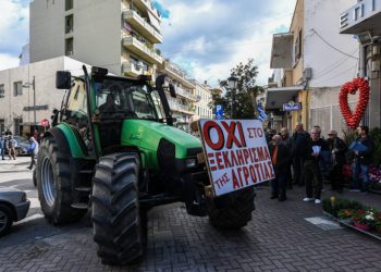 Στα μπλόκα οι αγρότες: Συσκέψεις για αποφάσεις ενόψει της πανελλαδικής σύσκεψης