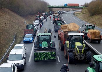 Γαλλία: Τα τρακτέρ κατεβαίνουν στους δρόμους του Παρισιού ενόψει της έναρξης της Αγροτικής Έκθεσης
