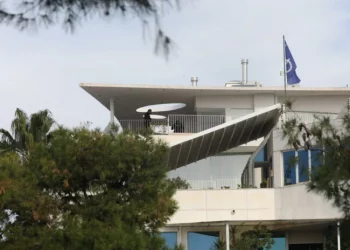 Μακελειό στη Γλυφάδα – Κοινή δήλωση του Σπύρου και της Δέσποινας Καρνέση: Έκκληση για σεβασμό στο πένθος