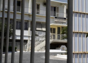 Μαχαίρι, ναρκωτικά και κινητά τηλέφωνα σε κελιά στις φυλακές Κορυδαλλού