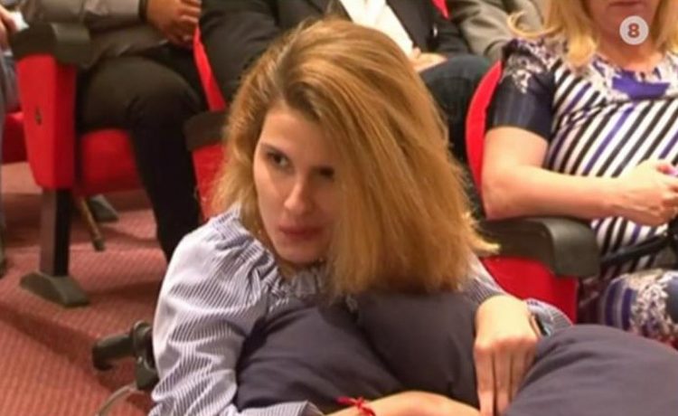 Ξεσπά από τον «Ευαγγελισμό» η μητέρα της της Πάρου: «Κι αν δεν αντέχει, ποιος νοιάζεται; Κανείς»