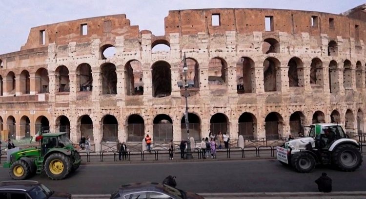 Ιταλία: Αγρότες μπήκαν στη Ρώμη με τρακτέρ