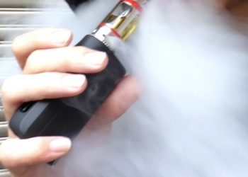 Τα ακανόνιστα γεύματα και η χρήση ηλεκτρονικού τσιγάρου συνδέονται με συχνούς πονοκεφάλους στους νέους