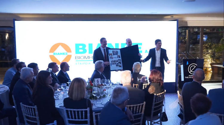 Συγκίνηση στην εκδήλωση για τα 30 χρόνια του Αντώνη Χατζηπέτρου στην οικογένεια της ΒΙΑΝΕΞ (video)