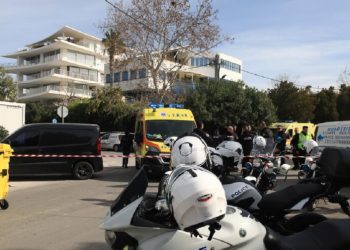 Μακελειό στη Γλυφάδα: Έρευνες για το κίνητρο του δράστη – Τα σενάρια, οι τραπεζικές καταθέσεις και το πρόσωπο «κλειδί»