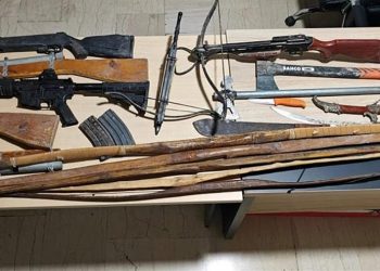 Κορινθία: Πολύτεκνη οικογένεια ζούσε σε λαγούμι 30 μέτρων – Κυκλοφορούσαν με τόξα και βέλη